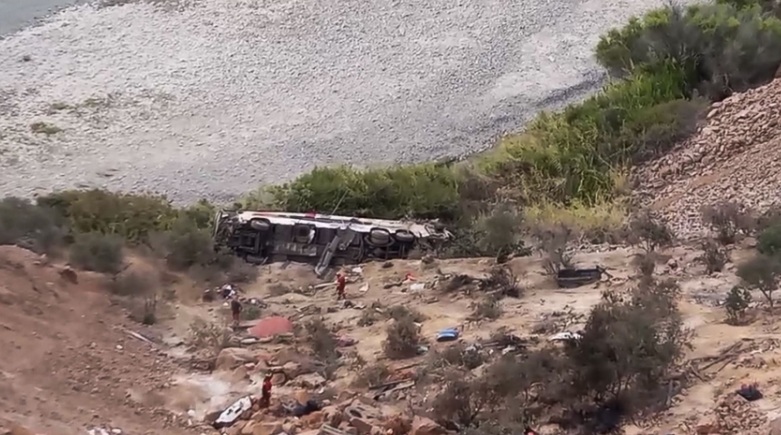 Grave accidente en Arequipa: bus cae a abismo y deja más de 30 personas fallecidas