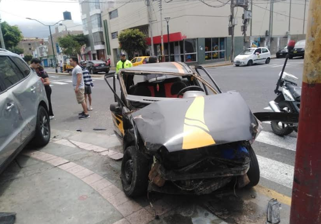 Dos vehículos colisionaron en el caso urbano de Chimbote dejando daños en la vía pública