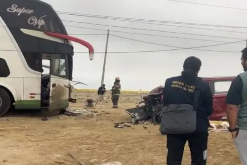 Choque entre ómnibus y camioneta deja un policía fallecido en la Panamericana Norte 