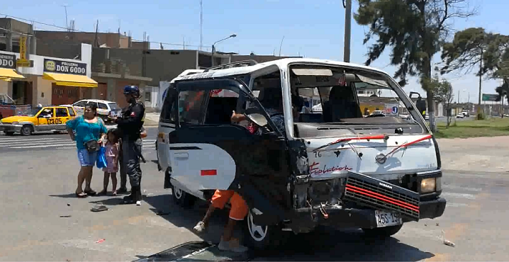 Chimbote: serenos auxiliaron a pasajeros de combi y auto heridos en accidente