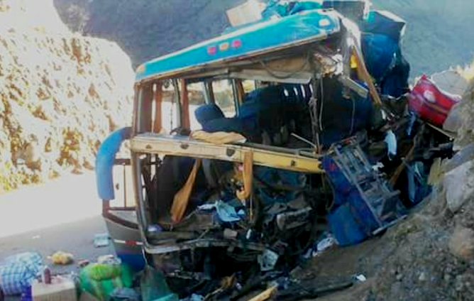 Carhuaz: dos personas fallecieron y 12 heridos tras despiste de ómnibus
