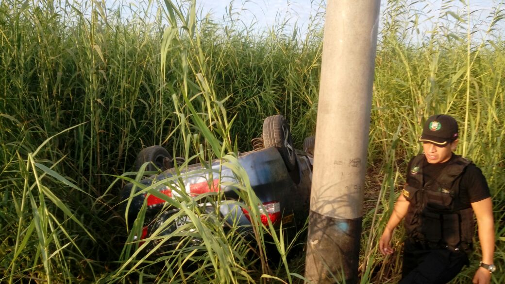 Nuevo Chimbote: accidente en el puente Lacramarca, chofer abandonó su auto(Video)