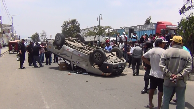Camioneta da vuelta de campana y ocupantes salen ilesos