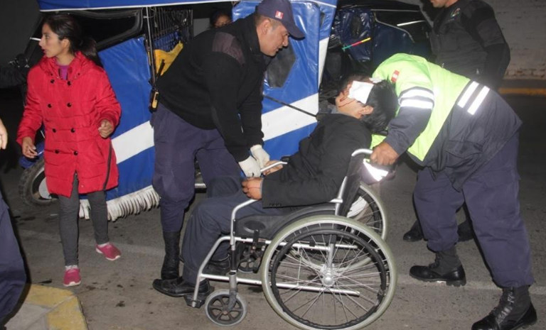 Chimbote: serenos auxilian a heridos de accidente de mototaxi