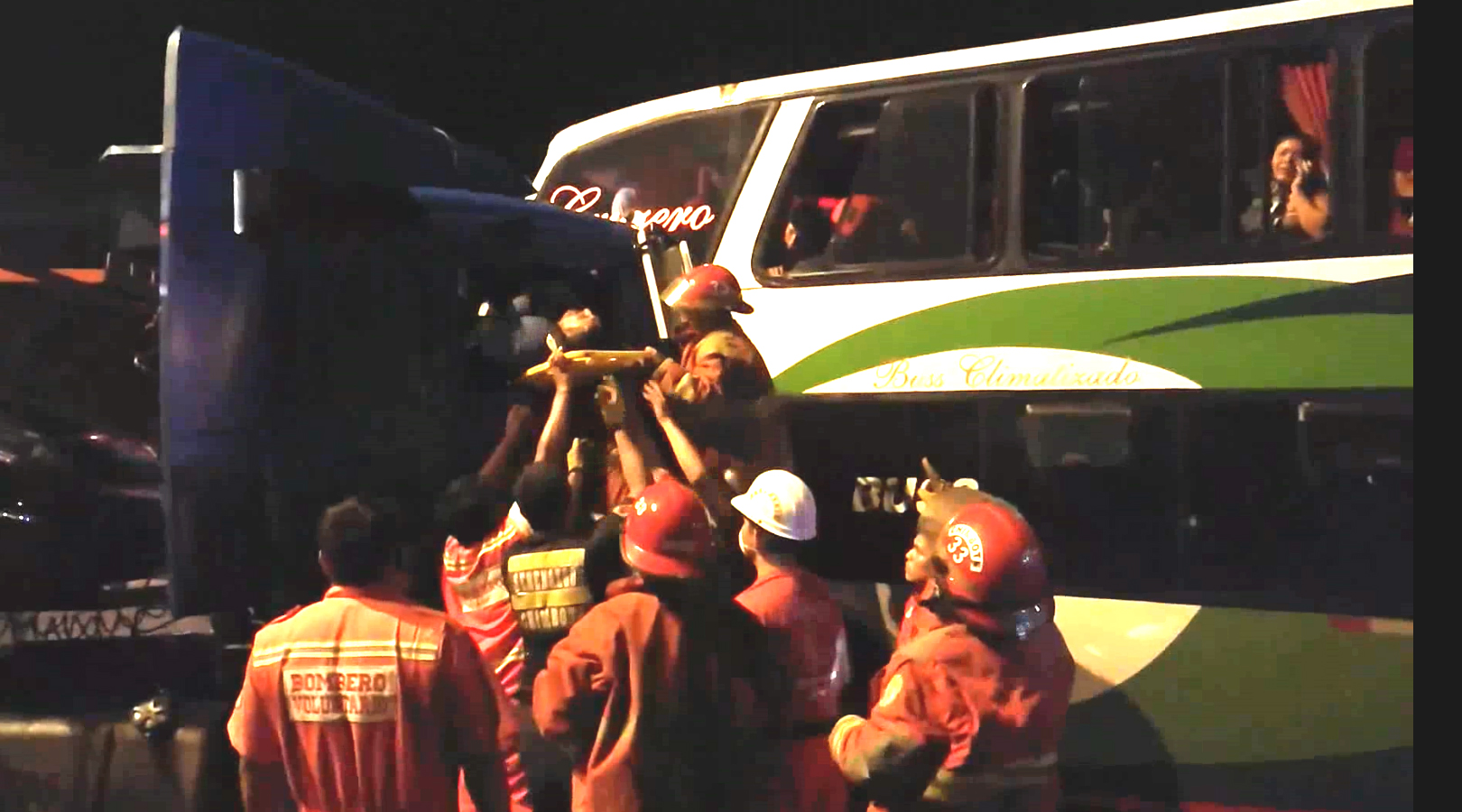 Chimbote: serenos rescatan a pasajeros y chofer de bus y tráiler que chocaron en puente de la avenida Gálvez