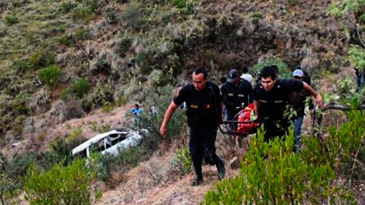 Áncash: Tres muertos y 7 heridos al caer una combi a un barranco en Pallasca