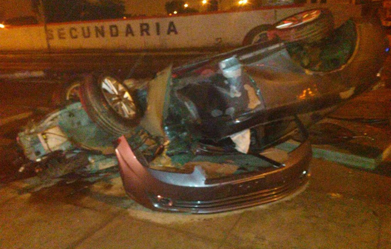 Chimbote: conductor y pasajeros heridos tras colisión de un auto contra poste