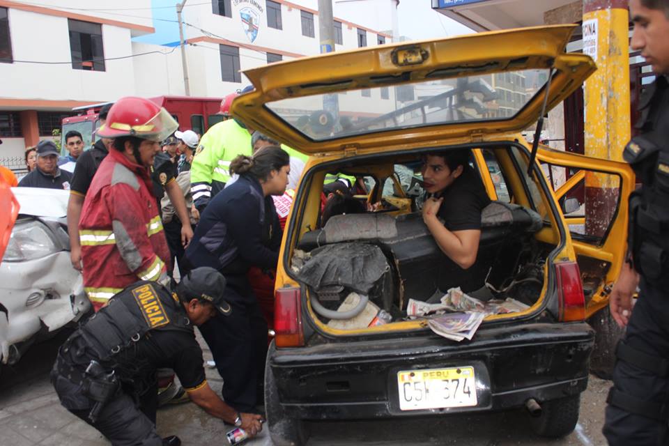 Chimbote: Tres personas atrapadas entre los fierros en accidente de tránsito