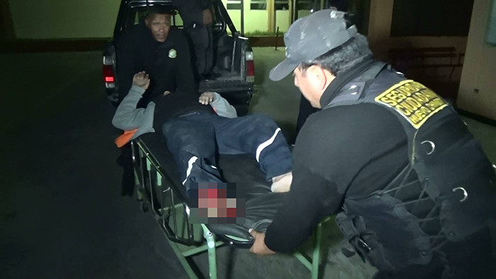 Nuevo Chimbote: pesada carga cae sobre pies de hombre que viajaba en tráiler