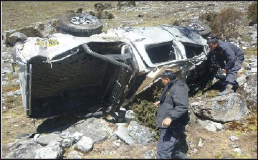Áncash: Chofer se arrojó de camioneta que volcó y quedó al borde del río Santa en Chuquicara