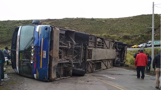 Áncash: Bus volcó en la carretera de Recuay y ocasionó la muerte de un pasajero y más de 20 resultaron heridos
