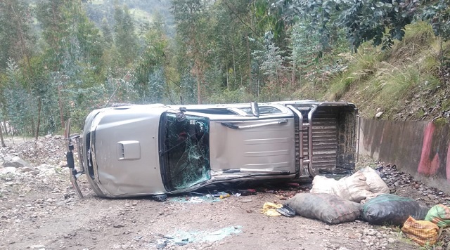 Áncash: Un muerto y 12 heridos al volcarse una camioneta en la carretera al distrito de San Marcos