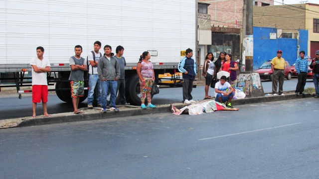 Sujeto borracho muere atropellado por un bus en Chimbote, cuyo chofer se dio a la fuga