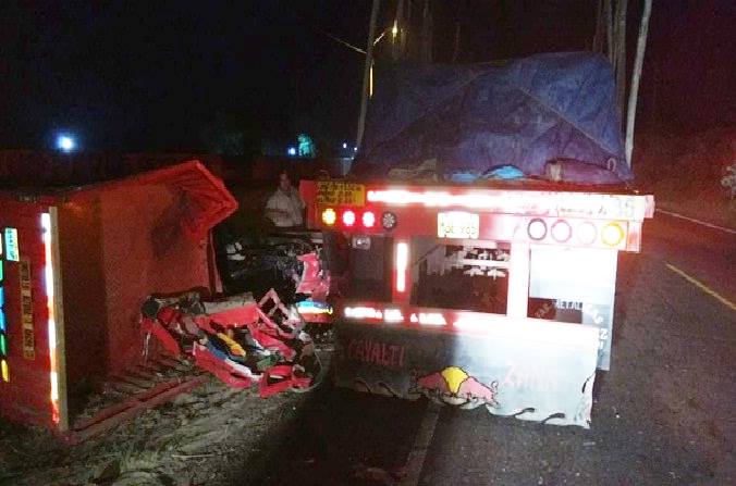 Dos muertos dejó como saldo el choque frontal entre un tráiler y una moto carguero en Casma