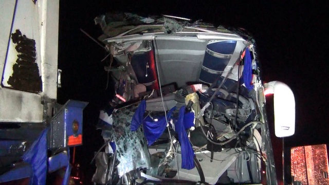  Dos colombianos pierden la vida al chocar el bus en el que viajaban con un tráiler en Casma