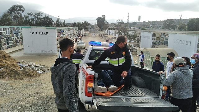 Dos sexagenarios sufrieron peligrosa caída al cambiar flores en el cementerio de Chimbote
