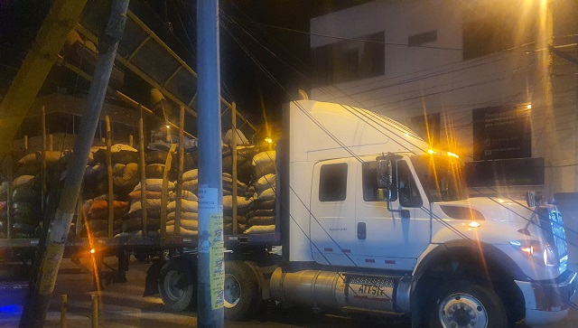 Chimbote: conductor realiza mala maniobra y derrumba un semáforo y poste con su tráiler