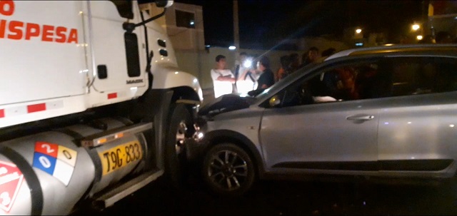 Tres integrantes de una familia salvan de morir al chocar su camioneta contra un tráiler en Chimbote