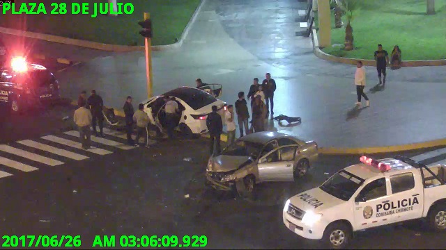 Cámara de videovigilancia captó violento choque en Plaza 28 de Julio de Chimbote que dejó dos heridos
