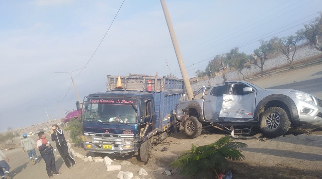 Gestante salva de morir en violento choque entre una camioneta y un camión en Chimbote