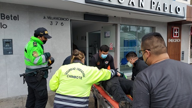 Dos efectivos policiales sufren aparatoso accidente de tránsito en Chimbote