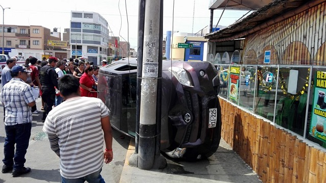 Violento choque en el centro de Chimbote pudo causar una tragedia en cevichería