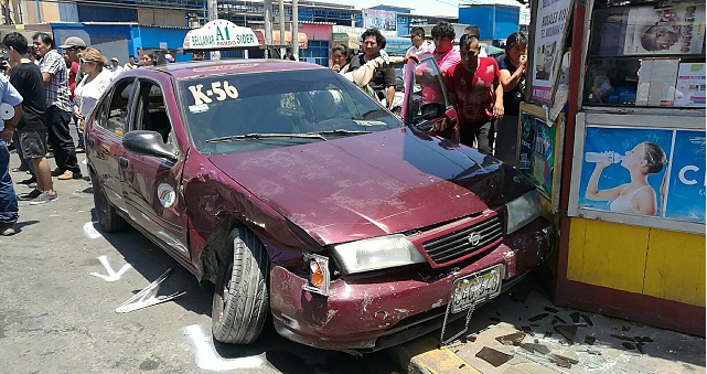 Cuatro heridos en violento choque de automóviles en concurrida esquina de Chimbote