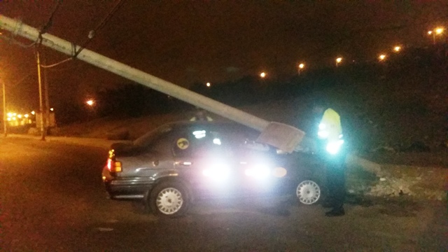 Chofer borracho salva de morir al estrellar su vehículo contra poste de cemento en Chimbote