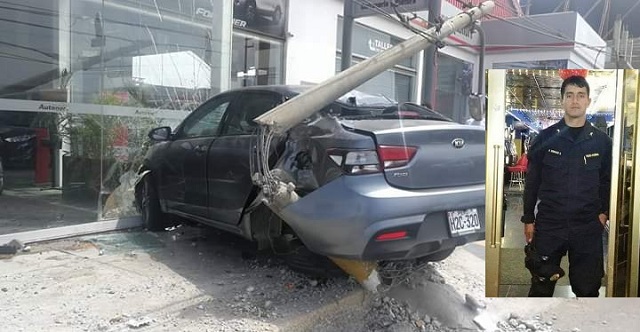 Carro de policía destruyó poste de concreto y se empotró en una tienda de autos en Chimbote