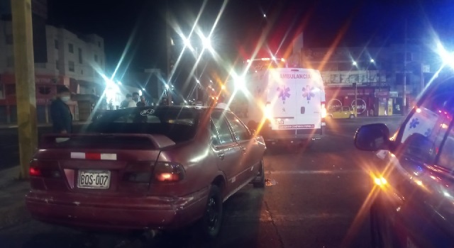 Violento choque entre un bus y un automóvil en el centro de Chimbote