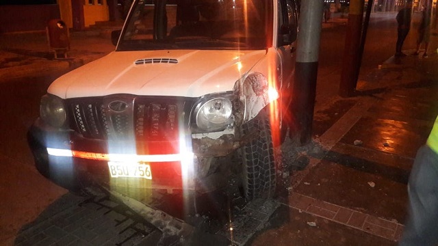 Chofer pierde control de su camioneta y choca contra poste de concreto en Malecón Grau de Chimbote