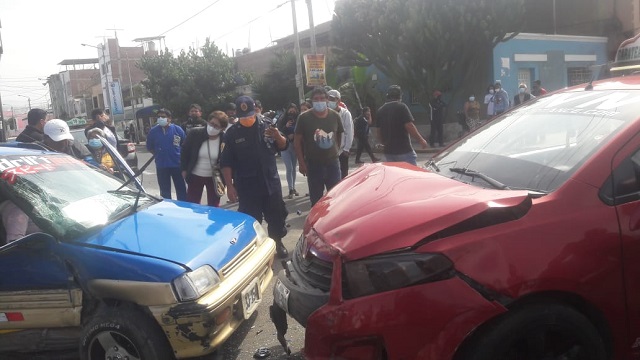 Dos heridos en violento choque de dos automóviles en el centro de Chimbote