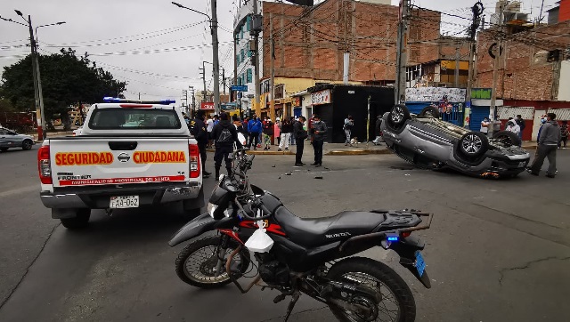 Chofer salvó de milagro tras aparatosa volcadura de su vehículo en Chimbote