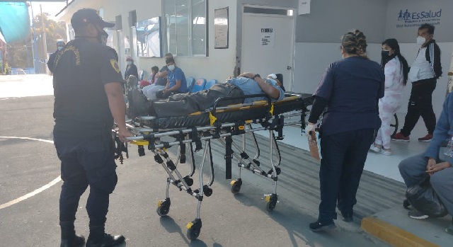 Auxilian a obrero que se cayó cuando pintaba la asta de un colegio de Chimbote