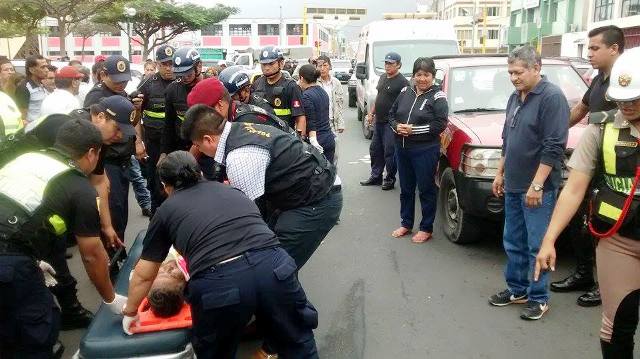 Vehículo municipal atropella a vendedor de tamales y funcionarios lo abandonan en Chimbote
