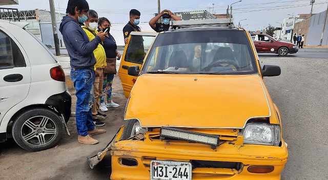 Una mujer resultó herida en violento choque entre una minivan y un tico en Chimbote