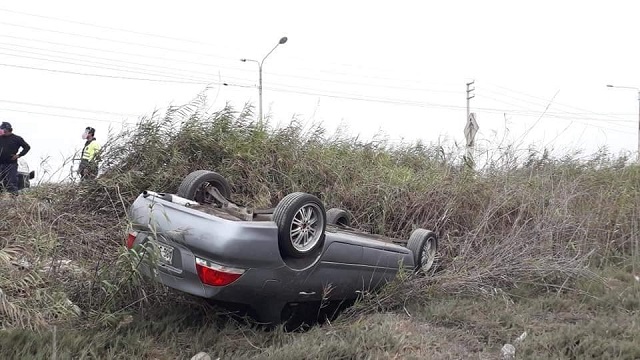 Tecnóloga médico de EsSalud resultó herida al volcar su automóvil cerca al puente Lacramarca en Chimbote