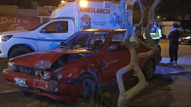 Chofer se despistó y empotró su vehículo contra un árbol en Nuevo Chimbote