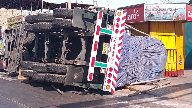 Tráiler cargado de harina de pescado se volteó en el centro de Chimbote y su chofer resultó herido