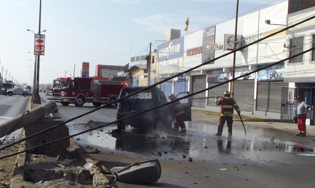 Mayor PNP que chocó borracho su carro en Chimbote fue expulsado de su institución