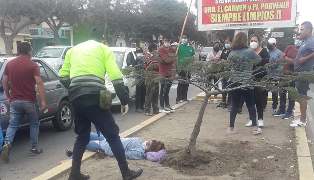 Joven resultó herida en violento choque entre motocicleta y automóvil en Chimbote