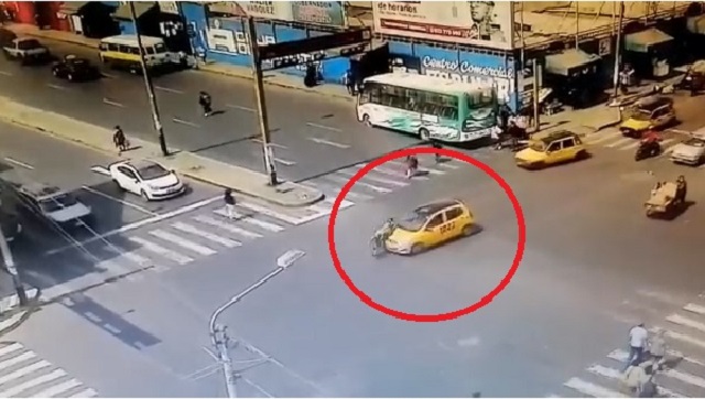Joven ciclista trata de ganar la luz roja y termina atropellado por un automóvil en Chimbote