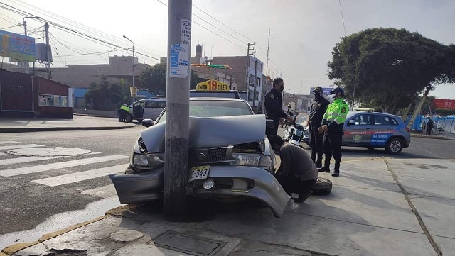 Chofer choca su automóvil contra un poste de concreto en el centro de Chimbote