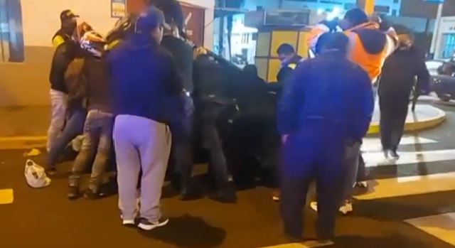 Chimbote: taxista dio varias vueltas de campana y quedó atrapado dentro de su vehículo