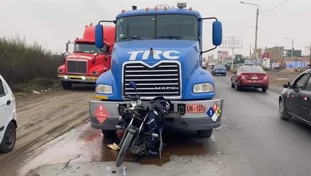 Nuevo Chimbote: chofer salva de milagro tras ser chocado su motocicleta por un tráiler