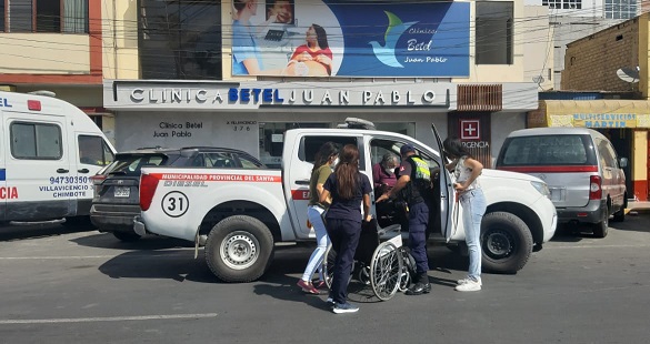 Anciana y una menor resultan heridas en violento choque de dos autos en Chimbote