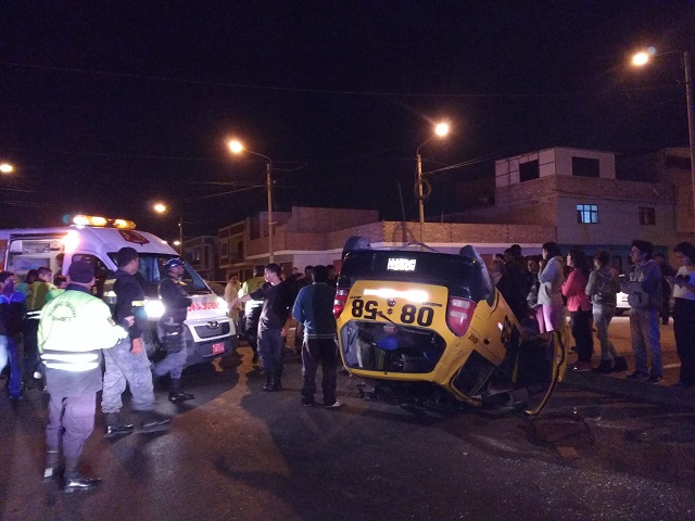 Chofer y pasajero de un tico salvaron de morir en aparatoso accidente en Chimbote