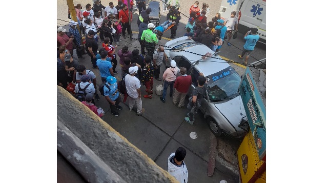 Chofer choca su colectivo contra un quiosco de venta de periódicos en el centro de Chimbote