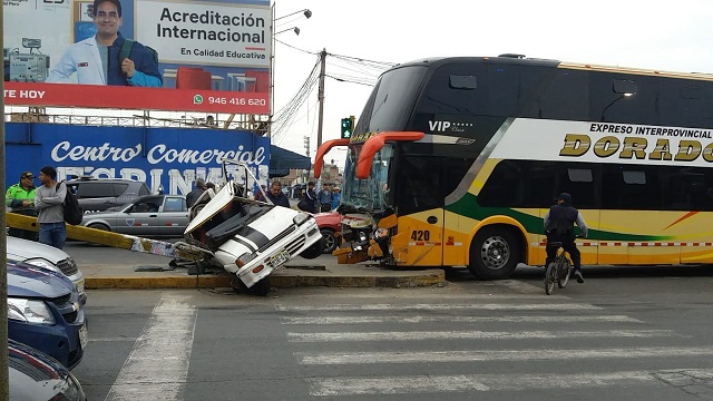 Taxista de 64 años salvó de morir aplastado por ómnibus en avenida Gálvez de Chimbote