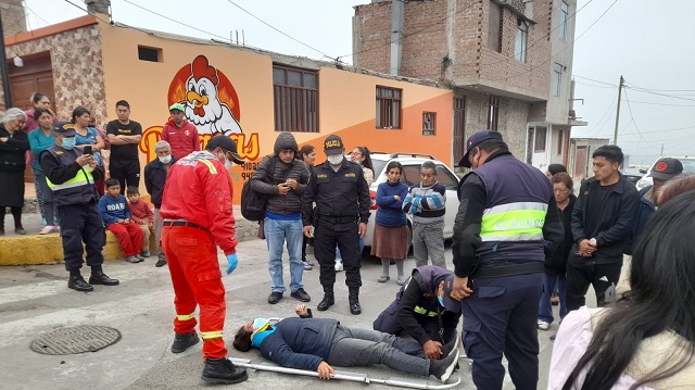 Motociclista resultó herida tras chocar su unidad contra un automóvil en Chimbote